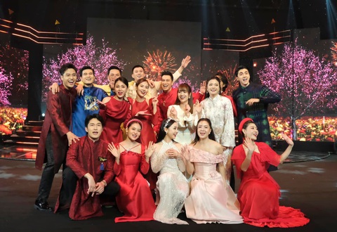 Phát sốt với màn hát nhạc chế điểm phim của diễn viên 'vũ trụ VTV'- Ảnh 1. Dàn diễn viên truyền hình VTV có màn trình diễn thú vị dịp đầu năm 2024