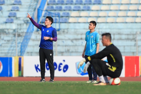 Chờ tướng mới trổ tài ở vòng 9 V-League- Ảnh 3. HLV Daiki Iwamasa (bìa trái) chỉ đạo CLB Hà Nội trong buổi tập đầu xuân - Ảnh: HNFC