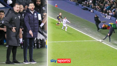 HLV bóng đá Anh bị thẻ đỏ vì thò chân vào sân đá bóng- Ảnh 1. HLV Carlos Corberan của West Brom thò chân vào sân đá bóng - Ảnh: SKYSPORTS