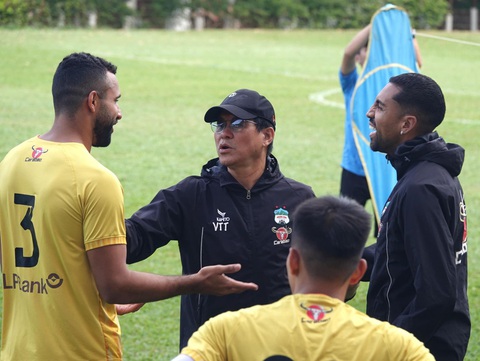 Chờ tướng mới trổ tài ở vòng 9 V-League- Ảnh 2. HLV Vũ Tiến Thành (giữa) trao đổi với các ngoại binh Hoàng Anh Gia Lai trong buổi tập khai xuân - Ảnh: HAGL FC