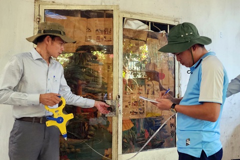 Cao tốc Biên Hòa - Vũng Tàu: 240 thửa đất đoạn Đồng Nai vắng chủ- Ảnh 1. Cán bộ, nhân viên đo đạc kiểm đếm đất làm dự án cao tốc Biên Hòa - Vũng Tàu đoạn phường Phước Tân, TP Biên Hòa, Đồng Nai - Ảnh: H.M.