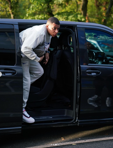 Lý do Mbappe không thể lái xe nếu đến Real Madrid- Ảnh 1. Kylian Mbappe luôn có tài xế chở đi - Ảnh: INSTAGRAM