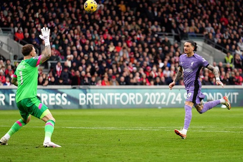 Vừa trở lại sau chấn thương, Salah rực sáng giúp Liverpool thắng đậm- Ảnh 2. Tình huống Nunez ghi bàn mở tỉ số - Ảnh: REUTERS