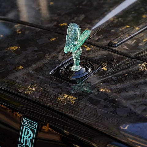 Biển số đắt nhất thế giới gắn trên Rolls-Royce của đại gia Trung Đông- Ảnh 3. Biểu tượng Spirit of Ecstasy đổi sang màu xanh ngọc nằm lọt thỏm giữa ca pô tối màu tô điểm bằng bụi vàng - Ảnh: Carscoops
