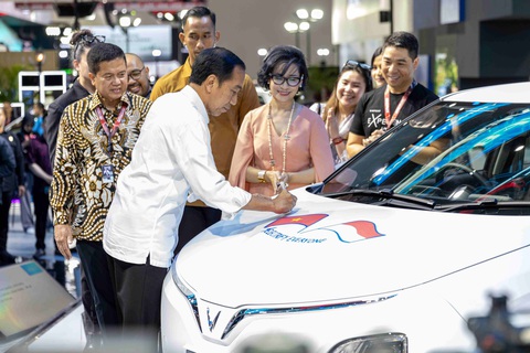 Tổng thống Indonesia Joko Widodo tham quan và ký tặng lên mẫu xe VF 5 trưng bày tại gian hàng VinFast. Ảnh: Đ.H Tổng thống Indonesia Joko Widodo tham quan và ký tặng lên mẫu xe VF 5 trưng bày tại gian hàng VinFast. Ảnh: Đ.H