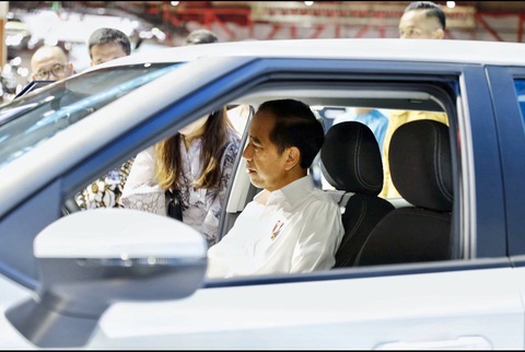 Tổng thống Indonesia Joko Widodo trải nghiệm xe VinFast tại gian hàng. Ảnh: Đ.H Tổng thống Indonesia Joko Widodo trải nghiệm xe VinFast tại gian hàng. Ảnh: Đ.H