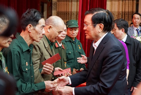 Cuộc gặp mặt xúc động giữa nguyên Chủ tịch nước Trương Tấn Sang và các cựu binh Vị Xuyên- Ảnh 1. Nguyên Chủ tịch nước Trương Tấn Sang trao quà cho cựu chiến binh Vị Xuyên (Hà Giang) - Ảnh: VŨ TUẤN