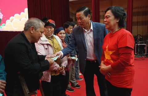 Cuộc gặp mặt xúc động giữa nguyên Chủ tịch nước Trương Tấn Sang và các cựu binh Vị Xuyên- Ảnh 2. Bà Mai Thị Hạnh (bìa phải) - phu nhân nguyên Chủ tịch nước Trương Tấn Sang - đại diện nhóm "Chia sẻ - Sharing" thăm hỏi, tặng quà những nạn nhân bom mìn ở Vị Xuyên - Ảnh: VŨ TUẤN
