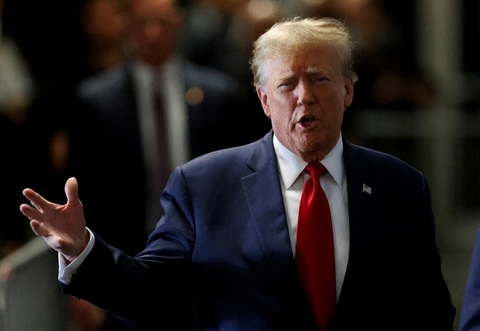 Ông Trump bị tòa ở New York phạt gần 355 triệu USD- Ảnh 3. Cựu tổng thống Mỹ Donald Trump tại Tòa án hình sự Manhattan, thành phố New York ngày 15-2-2024 - Ảnh: REUTERS