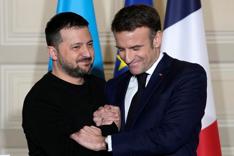 Tổng thống Pháp Emmanuel Macron (phải) bắt tay Tổng thống Ukraine Volodymyr Zelensky sau cuộc họp báo chung ở Điện Élysée ở Paris, ngày 16-2 - Ảnh: REUTERS Tổng thống Pháp Emmanuel Macron (phải) bắt tay Tổng thống Ukraine Volodymyr Zelensky sau cuộc họp báo chung ở Điện Elysée ở Paris, ngày 16-2 - Ảnh: REUTERS