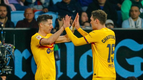 Tin tức thể thao sáng 18-2: Lewandowski lập cú đúp, Barca giành 3 điểm; Ronaldo lại ghi bàn- Ảnh 2. Lewandowski (trái) cùng đồng đội Christensen ăn mừng chiến thắng khó nhọc của Barca trước Celta Vigo - Ảnh: Reuters