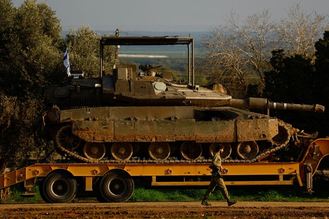 Một người lính Israel đi ngang qua một chiếc xe quân sự bên ngoài Kibbutz Be'eri ở phía biên giới của Israel giữa Israel và Dải Gaza, ngày 18-2 - Ảnh: REUTERS Một người lính Israel đi ngang qua một chiếc xe quân sự bên ngoài Kibbutz Be'eri ở phía biên giới của Israel giữa Israel và Dải Gaza, ngày 18-2 - Ảnh: REUTERS