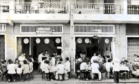 Tiệm hủ tiếu Hồng Phát năm 1975 - Ảnh: Michelin Guide Tiệm hủ tiếu Hồng Phát năm 1975 - Ảnh: Michelin Guide