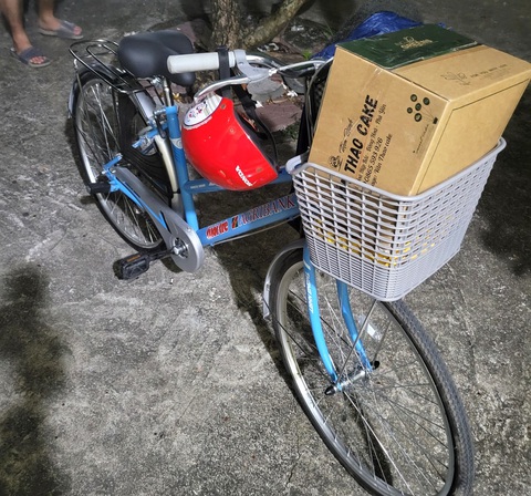 Bạn đọc mong được hỗ trợ cậu bé đạp xe từ Phú Yên muốn vào Bình Dương thăm mẹ- Ảnh 2. Chiếc xe đạp Bảo dùng đi tìm gặp mẹ của mình, đây cũng chính là chiếc xe đạp mà báo Tuổi Trẻ và các nhà hảo tâm đã trao cho Bảo vào cuối tháng 1-2024 trong chương trình "Gieo mầm tri thức" - Ảnh: NGUYỄN HOÀNG