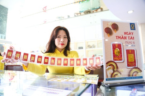 Ngày Thần Tài: Công ty vàng mở cửa từ tờ mờ sáng- Ảnh 1. Do giá vàng miếng SJC đang cao nhất lịch sử nên nhiều khách hàng chọn mua các miếng vàng may mắn thay vì mua vàng miếng - Ảnh: PHƯƠNG QUYÊN