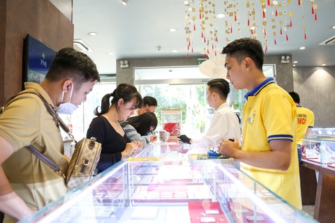 Ngày Thần Tài: Công ty vàng mở cửa từ tờ mờ sáng- Ảnh 2. Các công ty vàng mở cửa xuyên cuối tuần - Ảnh: PHƯƠNG QUYÊN