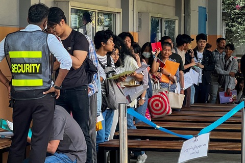 Hàng nghìn thanh niên Myanmar tìm cách ra nước ngoài trước lệnh tòng quân- Ảnh 2. Dù mỗi ngày Thái Lan chỉ cấp 400 thị thực nhưng lại có đến hàng ngàn người Myanmar mong mỏi được đến xứ sở chùa vàng - Ảnh: AFP