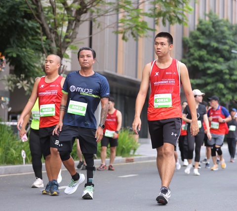 Võ Huỳnh Anh Khoa: VĐV khuyết tật Việt Nam đầu tiên trở thành 'Người sắt'- Ảnh 5. Anh Khoa (giữa) trong một cuộc thi chạy bộ tại TP.HCM - Ảnh: NVCC