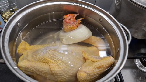 Ảnh vui 18-2: Đứng hình với miếng mít được cắt gọn gàng- Ảnh 2. Sợ con gà bị ngộp nước.