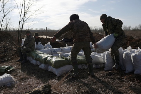Quân nhân Ukraine chất túi đất để xây công sự, cách thành phố Avdiivka không xa, ngày 17-2 - Ảnh: AFP Quân nhân Ukraine chất túi đất để xây công sự, cách thành phố Avdiivka không xa, ngày 17-2 - Ảnh: AFP