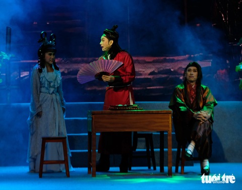 Từ trái qua, Bình Tinh (vai Thu Cúc), Thái Vinh (vai Công Đồng) và Hoài Linh (vai cha Thu Cúc) trong Tứ trạng khai xuân - Ảnh: LINH ĐOAN Từ trái qua: Bình Tinh (vai Thu Cúc), Thái Vinh (vai Công Đồng) và Hoài Linh (vai cha Thu Cúc) trong Tứ trạng khai xuân - Ảnh: LINH ĐOAN