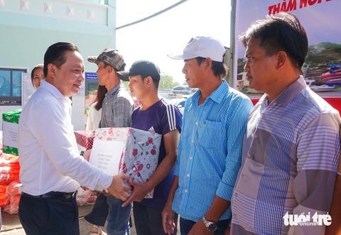 Ngư dân Kiên Giang xuất hành mong tàu đầy cá- Ảnh 1. Ông Lê Hữu Toàn (áo trắng) - giám đốc Sở Nông nghiệp và Phát triển nông thôn tỉnh Kiên Giang - tặng quà và chúc bà con ngư dân xuất hành vươn khơi bám biển đầu năm được thuận lợi, bội thu - Ảnh: CHÍ CÔNG