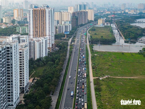 Sắp hết ngày 'mùng', người dân ùn ùn quay trở lại Hà Nội- Ảnh 1. Hàng ô tô ùn tắc dài gần 4km tại cửa ngõ phía nam Hà Nội chiều 18-2