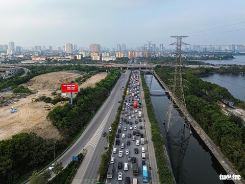 Sắp hết ngày 'mùng', người dân ùn ùn quay trở lại Hà Nội- Ảnh 4. Lối vào đường vành đai 3 dưới thấp có hàng trăm ô tô chờ đợi qua nhịp đèn đỏ kéo dài
