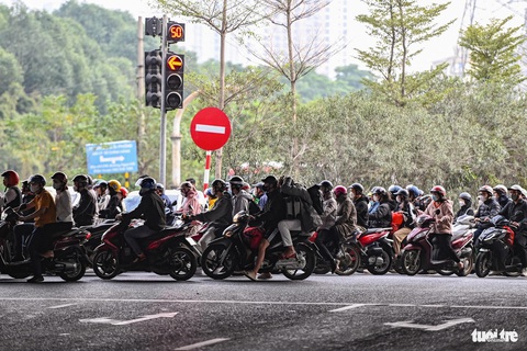 Sắp hết ngày 'mùng', người dân ùn ùn quay trở lại Hà Nội- Ảnh 7. Ở phía quốc lộ 1 và đường dành cho xe máy, lượng phương tiện cũng có xu hướng tăng cao, ùn tắc