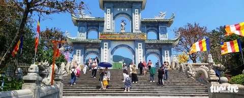 Chiêm ngưỡng tượng Bồ Tát Quán Thế Âm cao 67m trên bán đảo Sơn Trà- Ảnh 3. Du khách đến chùa Linh Ứng - Ảnh: ĐOÀN CƯỜNG