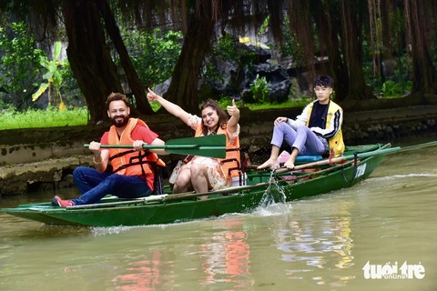 Đầu năm, Thủ tướng yêu cầu nghiên cứu mở rộng chính sách miễn thị thực- Ảnh 1. Du khách Úc thích thú chèo thuyền tham quan Tam Cốc (Ninh Bình) dịp Tết Giáp Thìn - Ảnh: T.T.D.