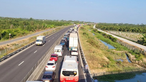 Tai nạn liên hoàn trên cao tốc Trung Lương - Mỹ Thuận, kẹt xe kéo dài- Ảnh 2. Ảnh hưởng vụ tai nạn khiến dòng xe từ các tỉnh miền Tây về TP.HCM kẹt cứng - Ảnh: KHẮC CƯỜNG