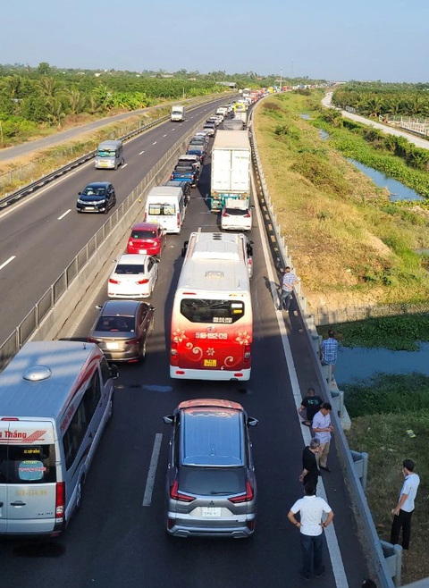 Tai nạn liên hoàn trên cao tốc Trung Lương - Mỹ Thuận, kẹt xe kéo dài- Ảnh 3. Do kẹt xe kéo dài, các xe phải