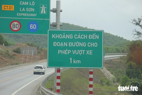 'Nút cổ chai' trên cao tốc Cam Lộ - La Sơn nguy hiểm thế nào?- Ảnh 1. Thông báo khoảng cách đến đoạn đường cho phép vượt (thiết kế mỗi bên hai làn xe) ở cao tốc Cam Lộ - La Sơn - Ảnh: TRƯỜNG TRUNG