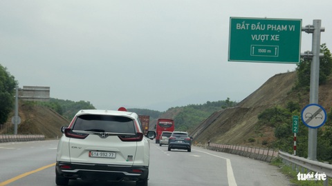 'Nút cổ chai' trên cao tốc Cam Lộ - La Sơn nguy hiểm thế nào?- Ảnh 3. Thông báo cho phép vượt ở những đoạn thiết kế bốn làn đường, mỗi bên hai làn và có dải phân cách ở giữa - Ảnh: TRƯỜNG TRUNG