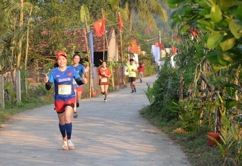 Đẹp mê với cung đường marathon đầu xuân ngắm cảnh đẹp bàu Cá Cái- Ảnh 2. Nhiều vận động viên chuyên nghiệp tham gia giải chạy nhận xét đây là cung đường chạy marathon thuộc hàng đẹp nhất họ từng tranh tài - Ảnh: TRẦN MAI