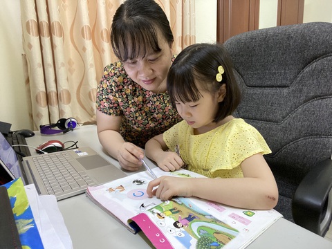 Đi học lại sau tết: ám ảnh với câu Phụ huynh cùng con ôn bài trước khi đi học lại sau Tết - vừa giúp con nhớ lại kiến thức đã học vừa rèn cho con quay lại nề nếp học tập - Ảnh: GIA HUY
