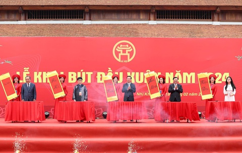 Chủ tịch nước Võ Văn Thưởng khai bút đầu xuân và kiểm tra tiến độ đường vành đai 4- Ảnh 1. Chủ tịch nước Võ Văn Thưởng và lãnh đạo Hà Nội khai bút đầu xuân - Ảnh: NGUYỄN THÀNH