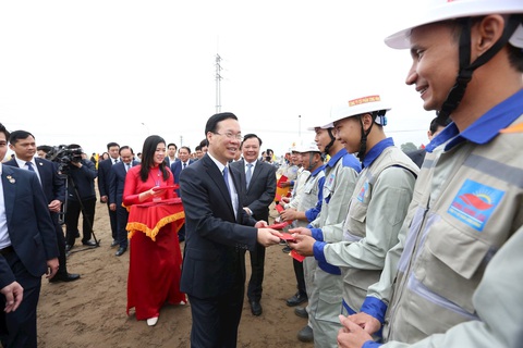 Chủ tịch nước Võ Văn Thưởng khai bút đầu xuân và kiểm tra tiến độ đường vành đai 4- Ảnh 2. Chủ tịch nước Võ Văn Thưởng lì xì công nhân thi công dự án đường vành đai 4 tại địa bàn huyện Thường Tín - Ảnh: NGUYỄN THÀNH