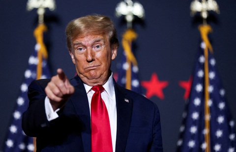 Trump chỉ trích thẩm phán phạt ông 355 triệu USD- Ảnh 1. Cựu tổng thống Donald Trump tại buổi vận động tranh cử ở bang South Carolina ngày 14-2 - Ảnh: REUTERS