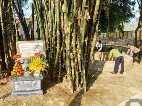Bia đá và giếng nước, chứng tích đau thương, đã được tôn tạo - Ảnh: MINH TUẤN Bia đá và giếng nước, chứng tích đau thương, đã được tôn tạo - Ảnh: MINH TUẤN