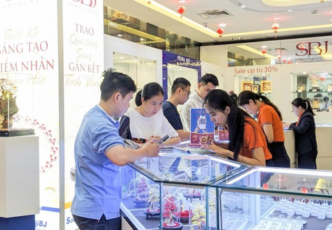 Ngày Thần Tài: Công ty vàng mở cửa từ tờ mờ sáng- Ảnh 3. Ngày mai SBJ mở cửa từ 5h sáng để đón khách mua vàng sớm ngày Thần Tài - Ảnh: T.H