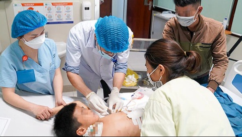 Bác sĩ thăm khám cho bệnh nhi bị chó cắn sau phẫu thuật - Ảnh: BVCC Bác sĩ thăm khám cho bệnh nhi bị chó cắn sau phẫu thuật - Ảnh: BVCC