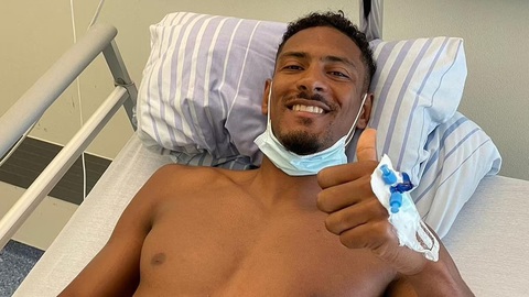 Người hùng AFCON chiến thắng bệnh ung thư thế nào?- Ảnh 2. Haller khoe ảnh sau khi phẫu thuật thành công - Ảnh: GOAL.COM