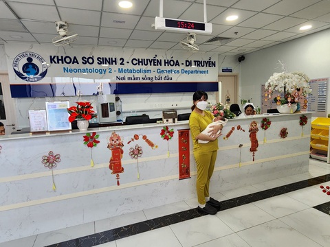 Bé trai đầu tiên thông tim từ trong bào thai được xuất viện- Ảnh 1. Hai mẹ con bé được thông tim trong bào thai đầu tiên trước ngày xuất viện - Ảnh: BS cung cấp