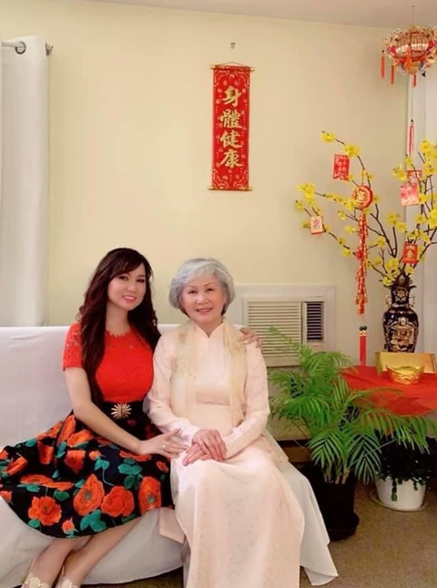 Ca sĩ Kavie Trần: Tôi luôn nhớ hương vị Tết Việt Nam- Ảnh 2. Ca sĩ Kavie Trần và mẹ trong ngày Tết Việt