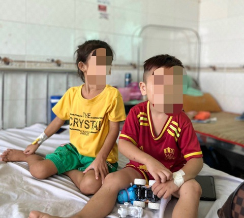 Làm gì để hạn chế ngộ độc hóa chất độc hại ở trẻ em?- Ảnh 1. Hai chị em bị ngộ độc thuốc diệt chuột đã ổn định sức khỏe và được xuất viện - Ảnh: BV