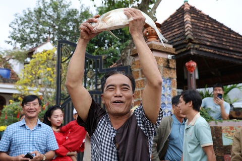 Hào hứng thi nơm cá đầu xuân- Ảnh 3. "Nơm thủ" Trần Thanh Tuấn, đội thôn Phước Luông, vui mừng vì đội giành được giải thưởng bắt được con cá nặng ký nhất - Ảnh: TR.M.