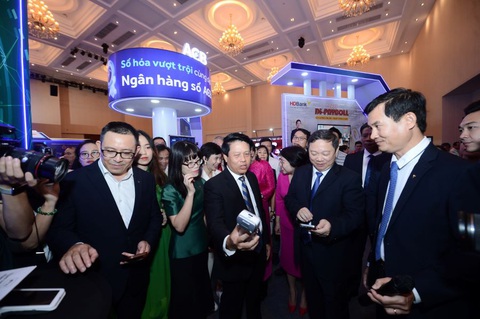 Vietcombank dẫn đầu trong thanh toán số- Ảnh 1. Các đại biểu trải nghiệm dịch vụ ngân hàng số tại gian hàng triển lãm của Vietcombank tại hội thảo- Ảnh: VCB