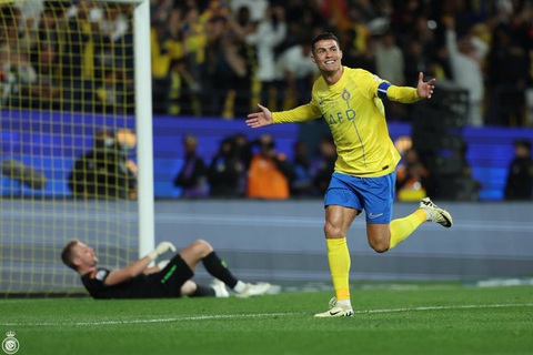 Tin tức thể thao sáng 18-2: Lewandowski lập cú đúp, Barca giành 3 điểm; Ronaldo lại ghi bàn- Ảnh 1. Ronaldo ăn mừng sau bàn thắng đầu tiên của anh ở Saudi Pro League năm 2024 - Ảnh: Getty